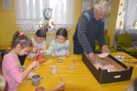 Pan Zbigniew Lis podczas zajęć z ceramiki
