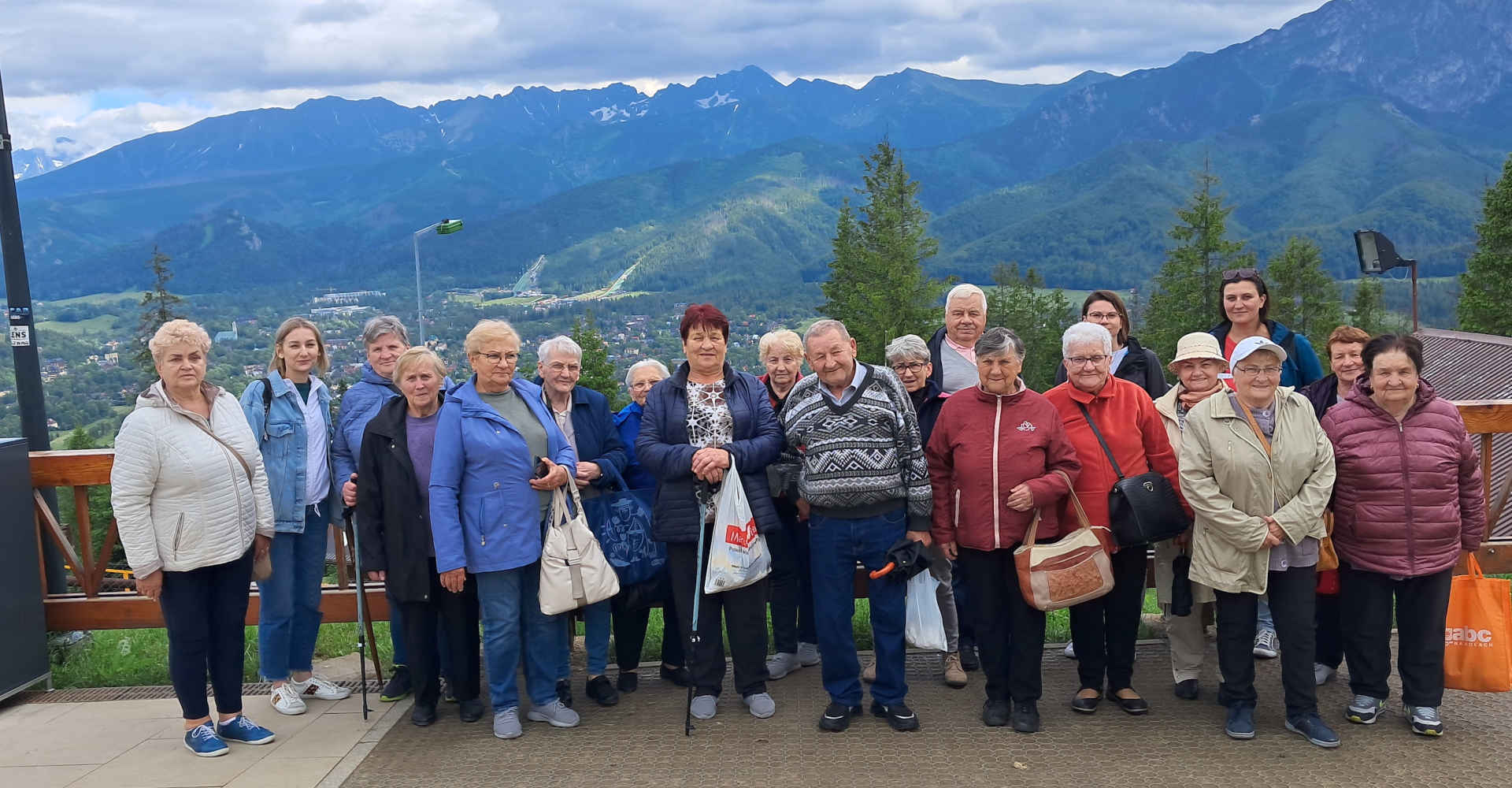 Zdjęcie grupowe - seniorzy w Zakopanem - widok na góry