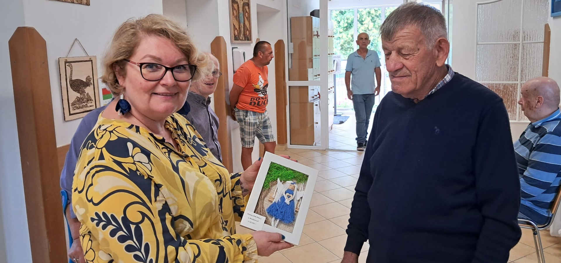 Pani Dyrektor Środowiskowego Domu Samopomocy w Woliczce odbiera prezent