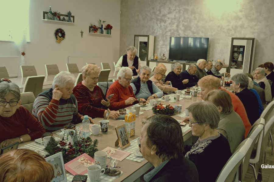 Seniorzy podczas obchodów święta Dziadków