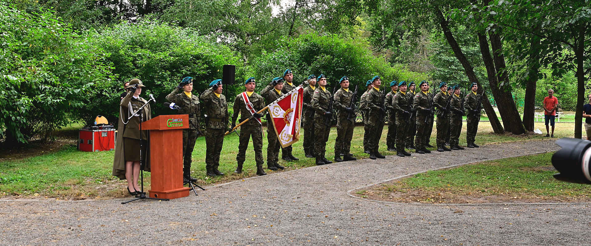 Salutujący żołnierze