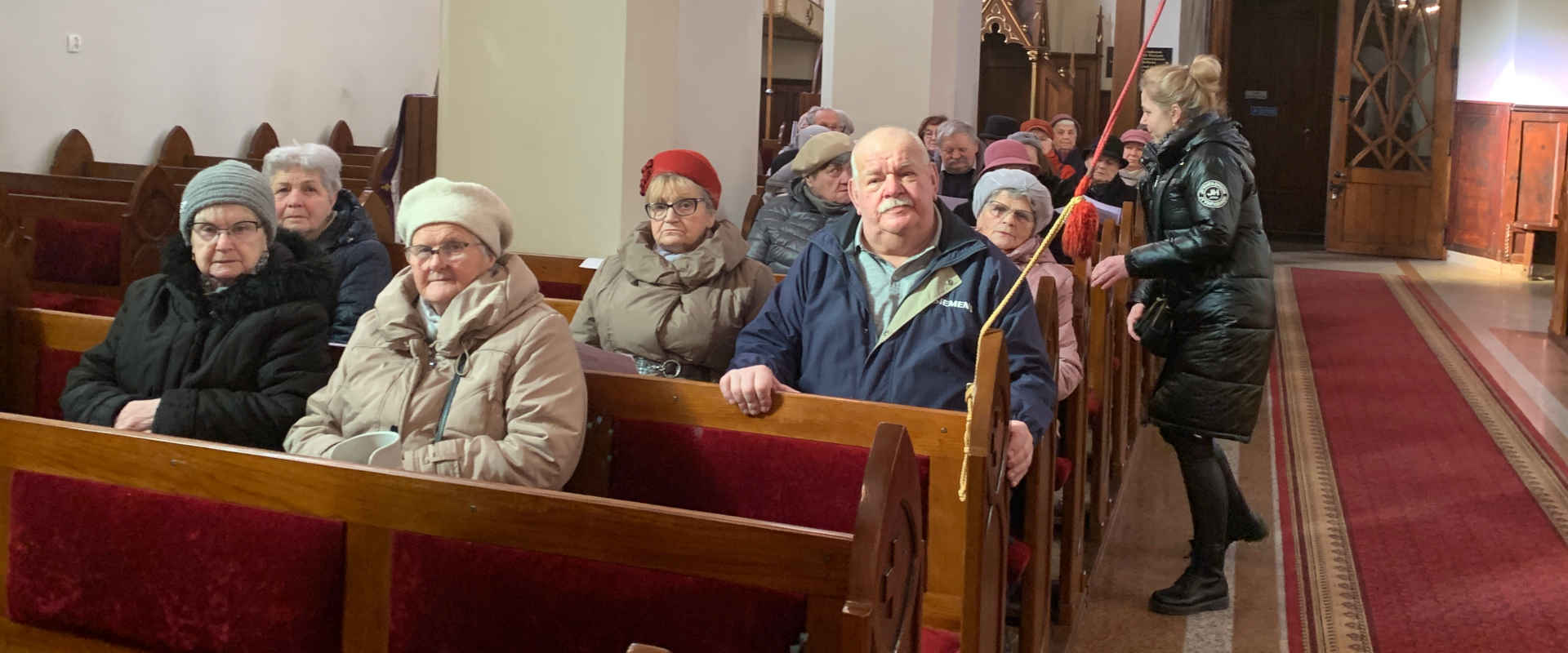 Zdjęcie grupowe seniorów w ławkach kościoła w Trzcianie