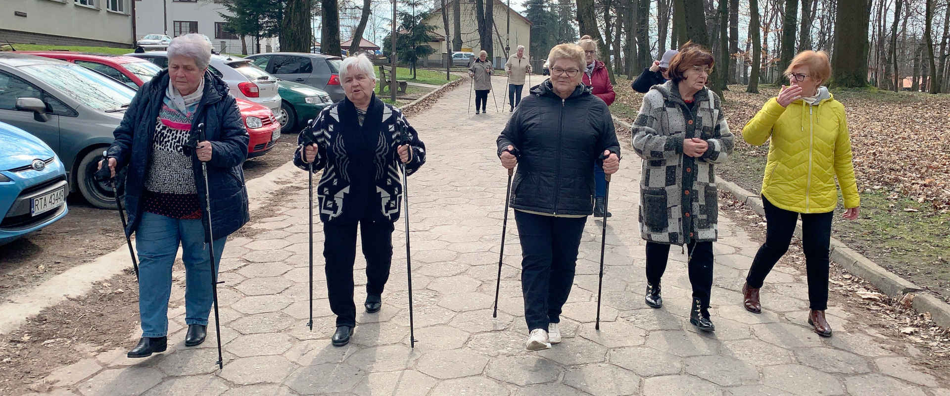Seniorzy podczas spaceru