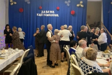 Seniorzy tańczą podczas zabawy karnawałowej