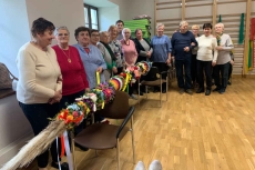 Seniorzy z własnoręcznie wykonaną palmą wielkanocną