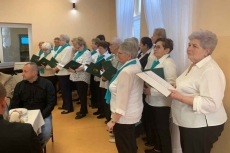 Seniorzy podczas wokalnego występu