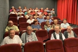 Seniorzy w sali kinowej