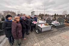Seniorzy składają kwiaty na symbolicznym grobie mjr Józefa Rzepki