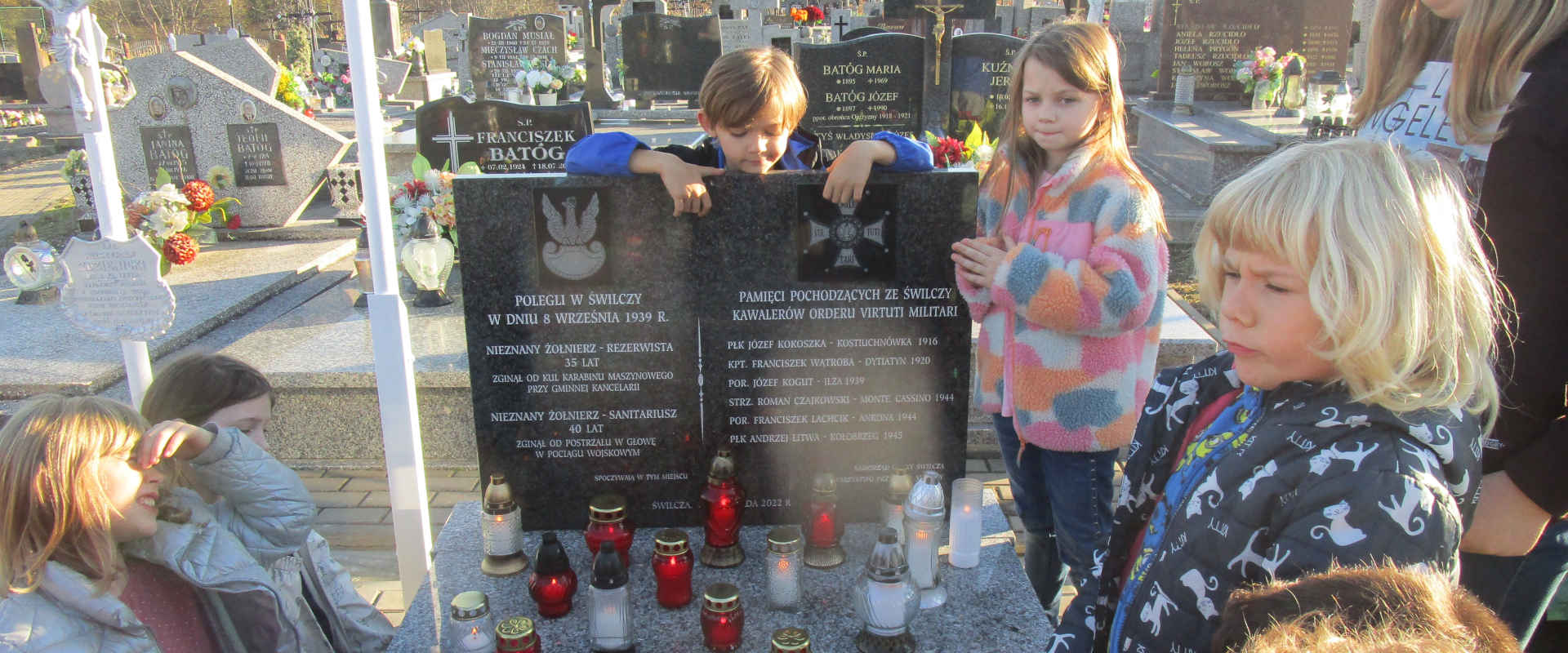 Dzieci przy grobie nieznanego żołnierza
