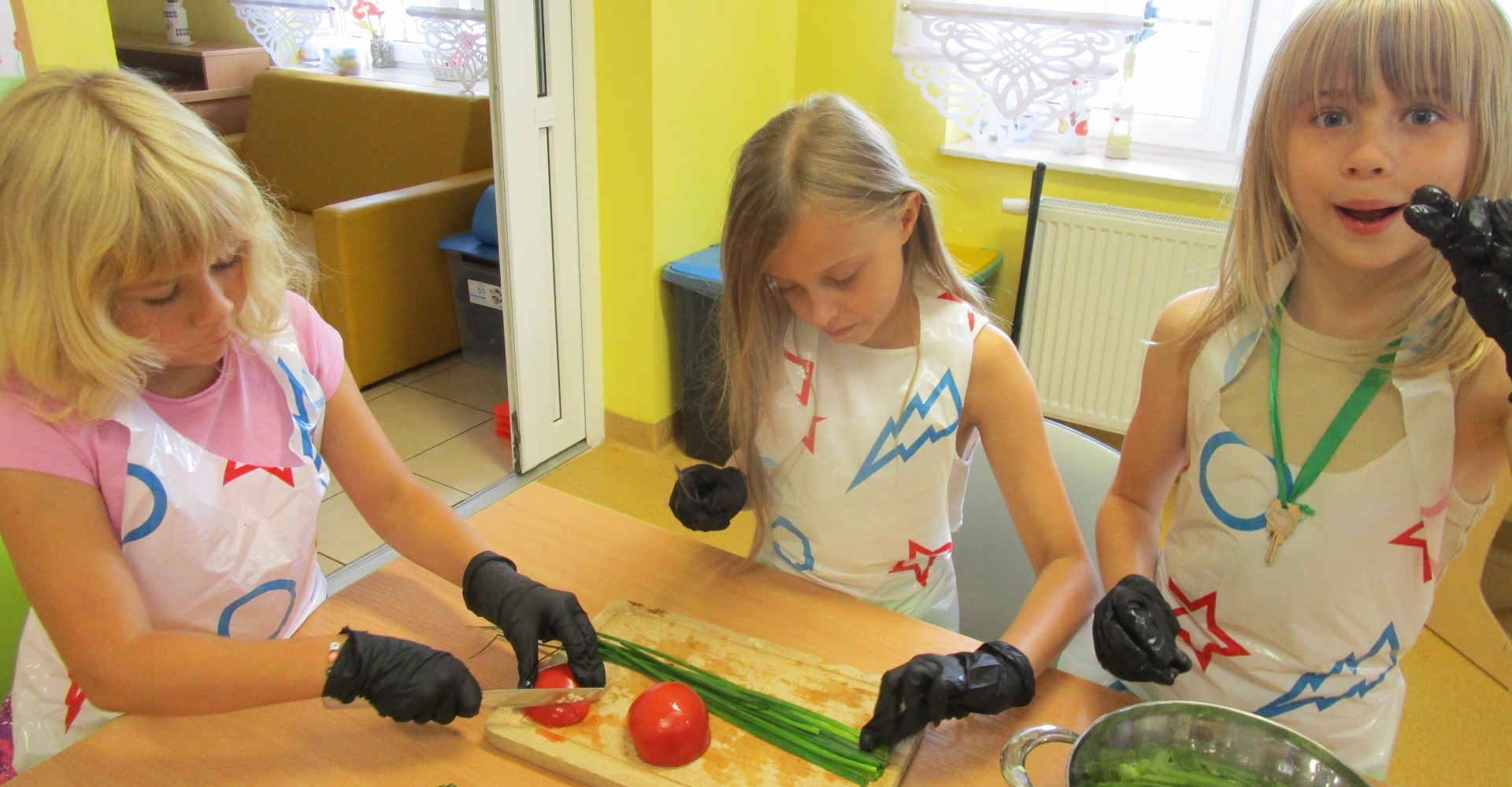 Dziewczynki robią sałatkę warzywną