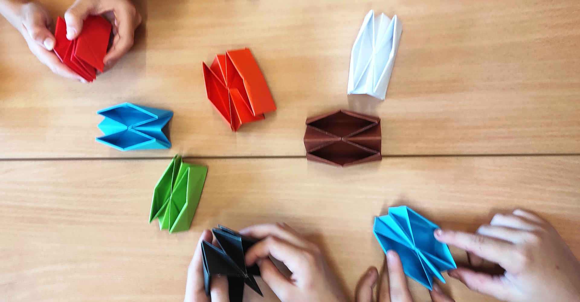 Dzieci z figurami origami