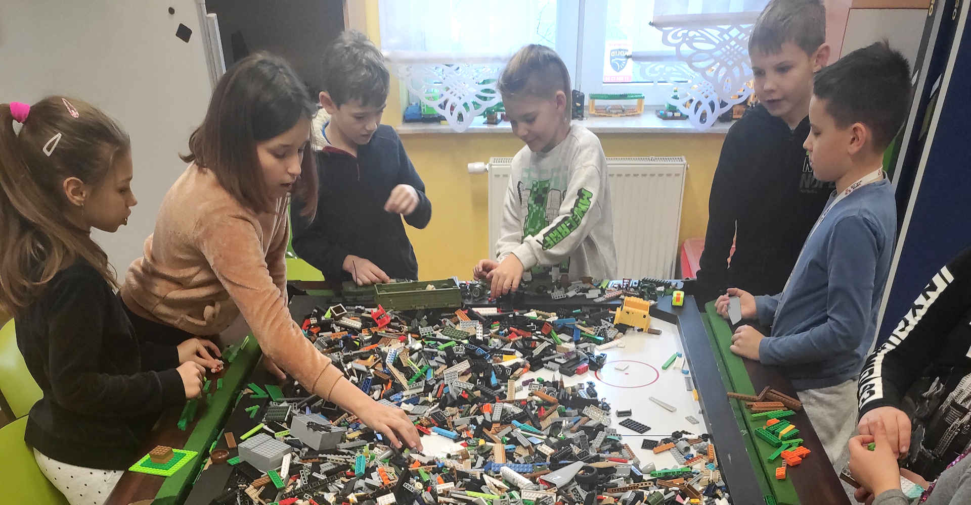 Dzieci z klockami LEGO